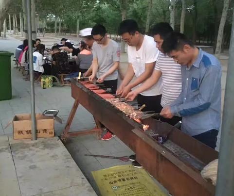 帶員工燒烤練攤